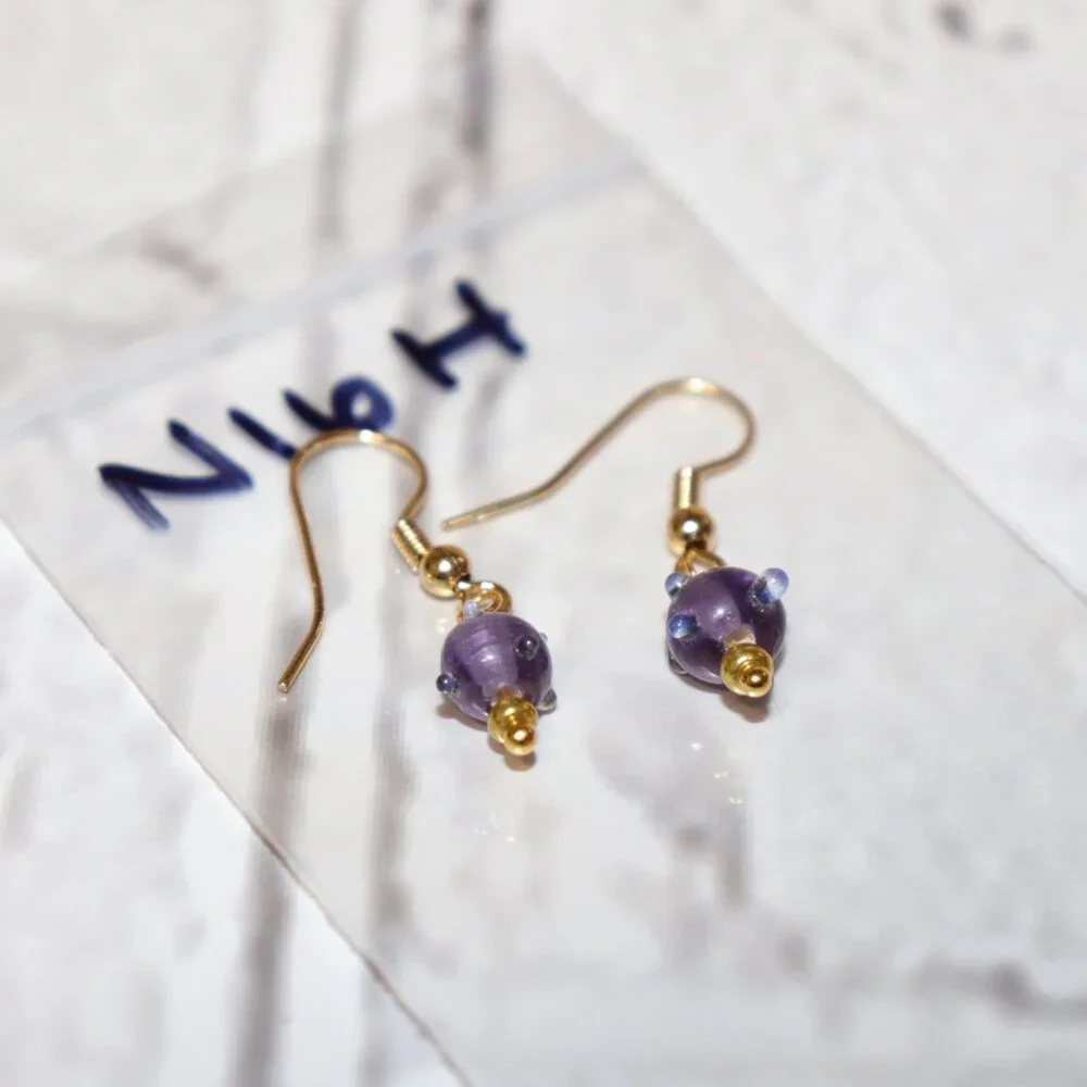 💜 NWOT Gold & Purple Glass Dangling Earrings – 1 1/8